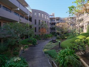 その他共用部／敷地内中庭(2025年12月)